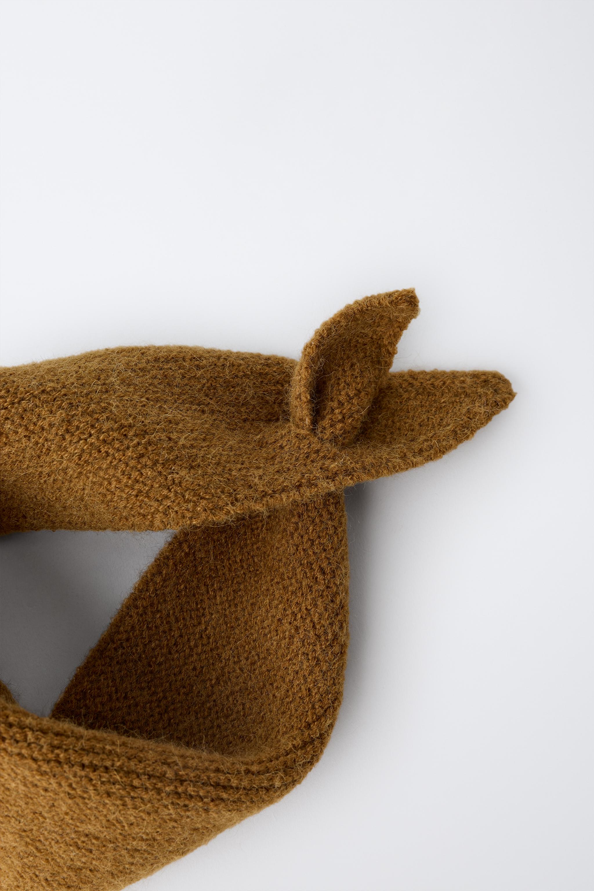 TRIANGULAR KNIT BANDANA